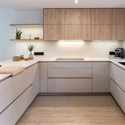 Cocina beige y blanca con detalles en madera