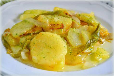 Patatas a lo pobre con salsa