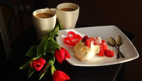 Clientes disfrutando de un café y pasteles en Cremoso Postres