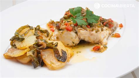 Cogote de merluza cocinado con guarnición y vinagreta