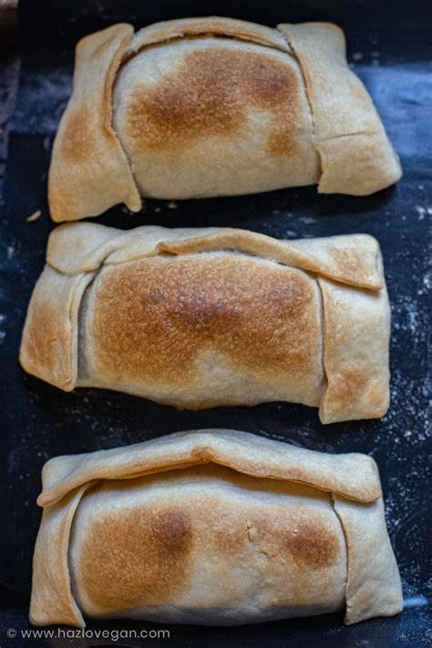Empanadas de pino veganas en una bandeja para hornear
