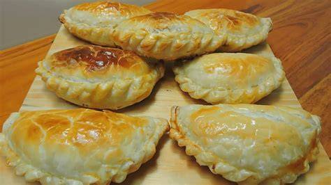 Empanadas recién formadas antes de hornear