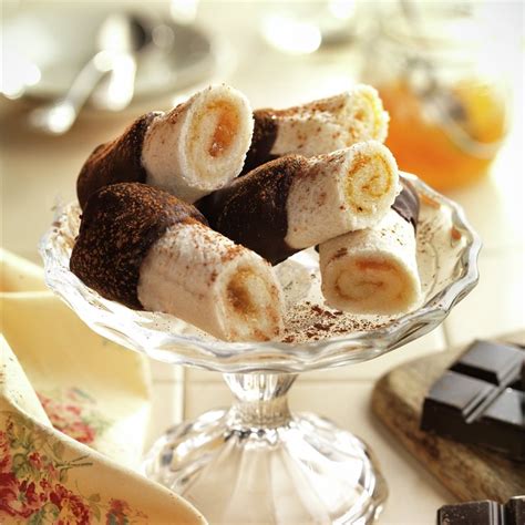 Canutillos de pan de molde rellenos de mermelada y bañados en chocolate