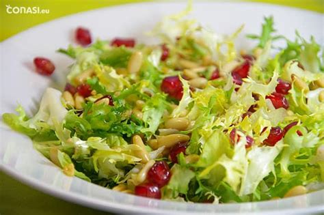 Ensalada de granada y nueces con escarola