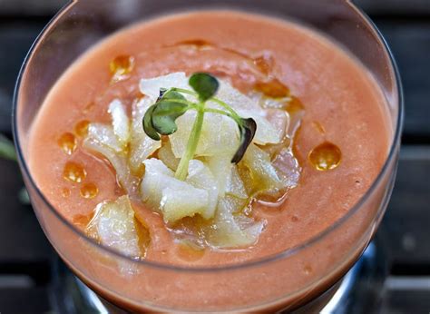 Salmorejo con bacalao ahumado