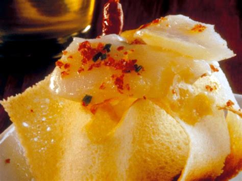 Pintxo de bacalao marinado con virutas de jamón