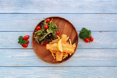 Filete rebozado con tomate servido en un plato
