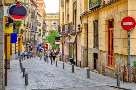 Grabado de época de una calle de Madrid