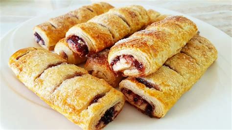 Hojaldre cortado y relleno con queso y mermelada