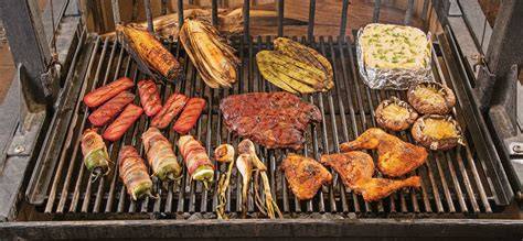 Asador de mesa en uso con diferentes tipos de carne