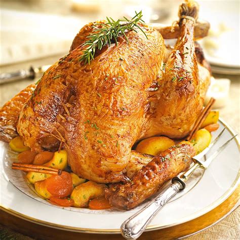 Redondo de pavo cocinándose en el horno con patatas