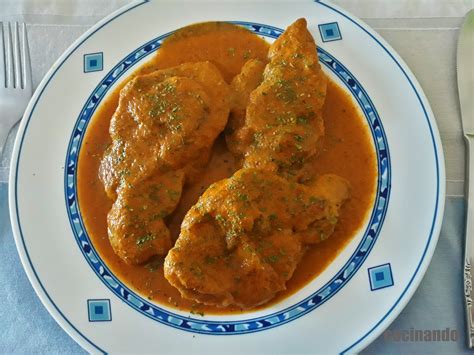 Chuletas de pavo en salsa de tomate con ingredientes