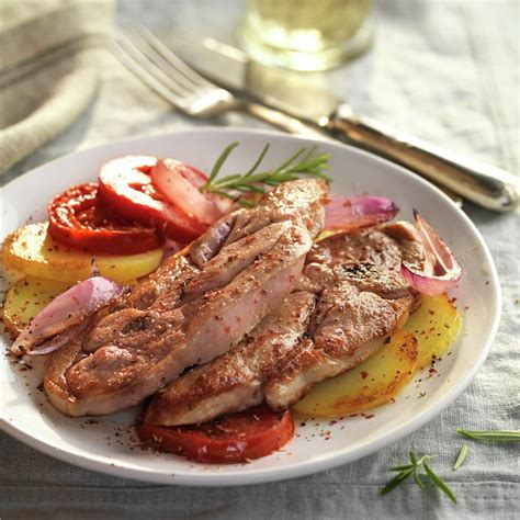 Chuletas de pavo con patatas y verduras