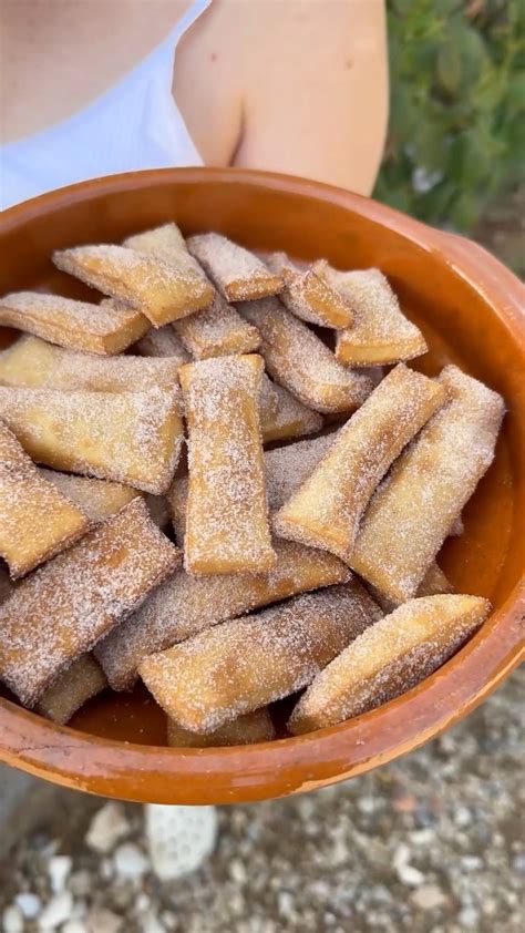 Borrachuelos rebozados en azúcar y canela