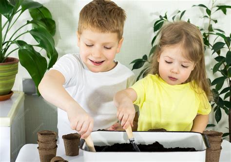 Niños preparando tierra en macetas