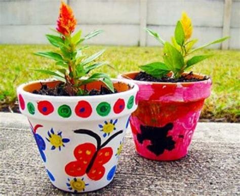 Macetas decoradas por niños