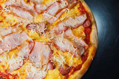 Pizza de frankfurt recién horneada