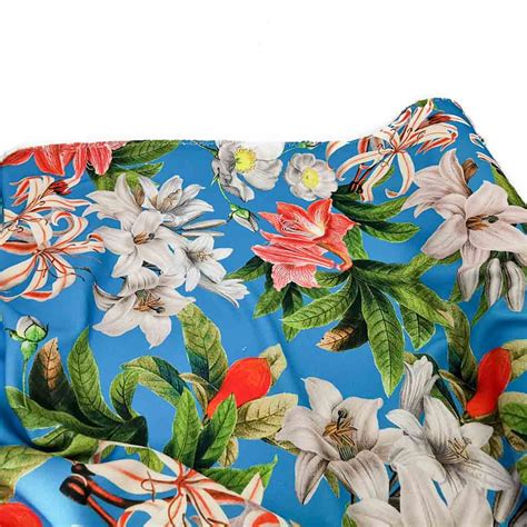 Tela de crep fino azul marino con estampado de flores grandes