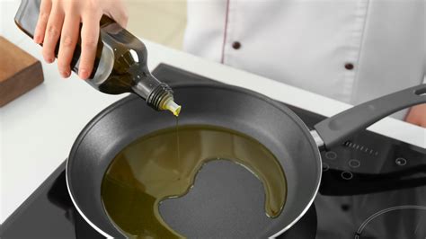 Sartén con aceite y ajos picados