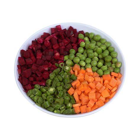 Verduras cortadas para ensalada rusa