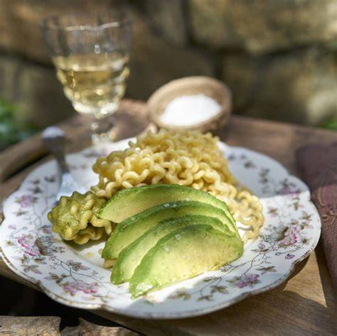 pasta con aguacate y anacardos