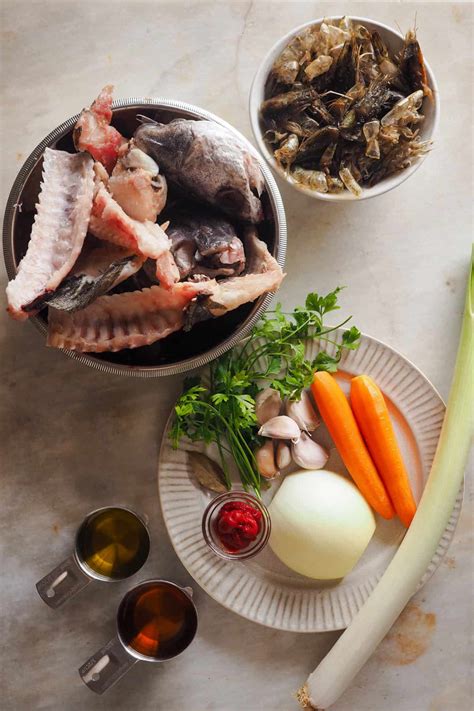 Ingredientes para el fumet de pescado y marisco