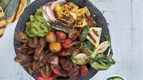 Mesa de carne asada con acompañamientos