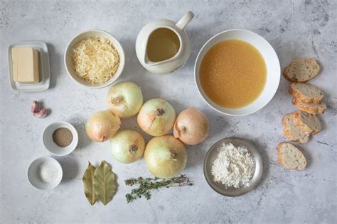 Ingredientes frescos para sopa de cebolla