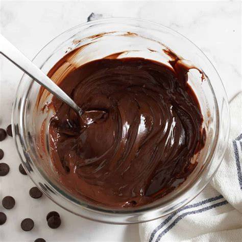 tazón con ganache de chocolate brillante