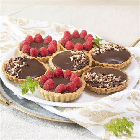 tartaletas de chocolate decoradas con sal y frambuesas