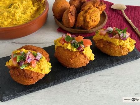 Ingredientes para hacer acarajé: alubias carillas, cebolla, aceite de dendê