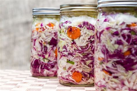 Variedad de verduras fermentadas (pickles)