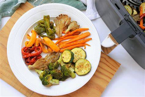 Freidora de aire cocinando salmón y verduras