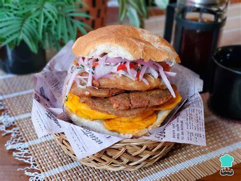 Plato de pan con chicharrón peruano