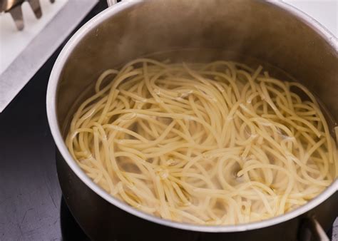 Espaguetis cociéndose al dente