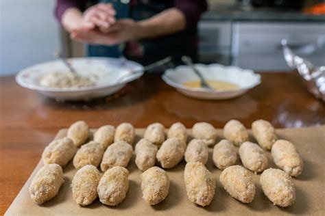 Proceso de moldeado y rebozado de croquetas