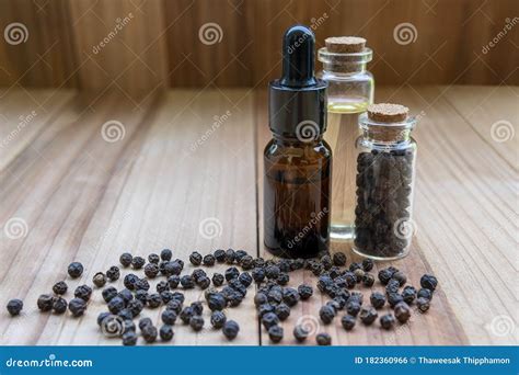 Botella de aceite esencial de pimienta blanca con gotas