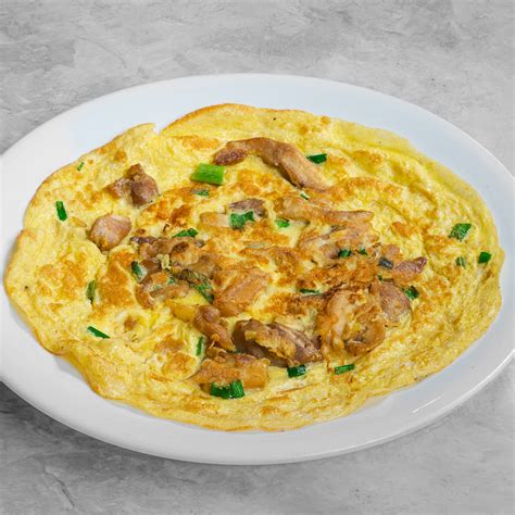 Preparación de tortilla de pollo con verduras en una cazuela de barro