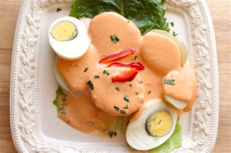Plato de crema de rocoto servido sobre papas sancochadas
