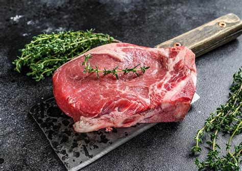 Carne de ternera marinándose para barbacoa