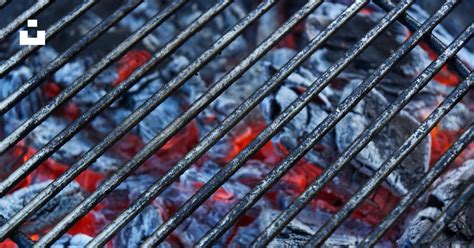 Parrilla con brasas incandescentes