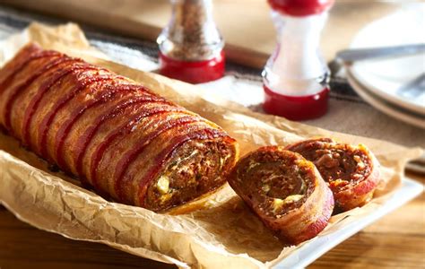 Rollo de carne crudo envuelto en bacon