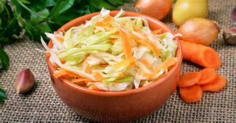 Ensalada de repollo y zanahoria vegana