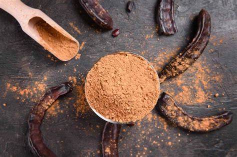 Vainas de algarroba secas y harina de algarroba