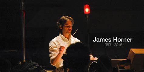 James Horner dirigiendo una orquesta