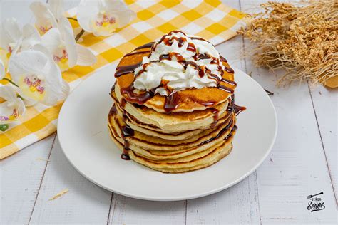 Montaña de tortitas con nata líquida y miel