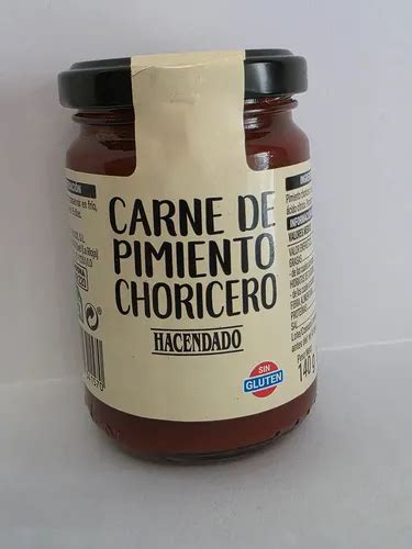 Detalle de un pimiento choricero relleno de arroz sobre alubias blancas