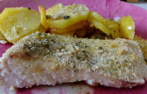 Ingredientes frescos para mero con patatas