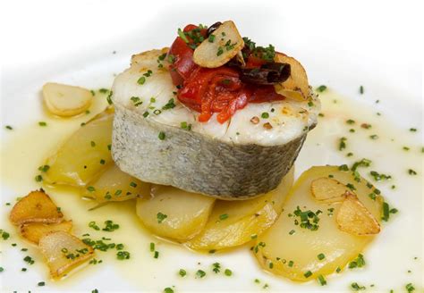 Plato terminado de mero con patatas a la marinera