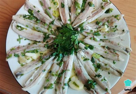 Boquerones frescos en un puesto de mercado